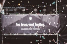 Portrait von einem vollbärtigen Mann mit kurzen Haaren, der in die Kamera lächelt. Er trägt ein Shirt mit einem Fahrrad.