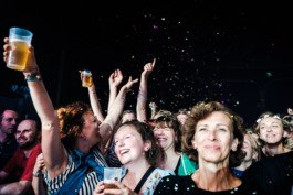 Portrait von einem vollbärtigen Mann mit kurzen Haaren, der in die Kamera lächelt. Er trägt ein Shirt mit einem Fahrrad.