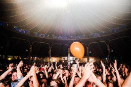 Portrait von einem vollbärtigen Mann mit kurzen Haaren, der in die Kamera lächelt. Er trägt ein Shirt mit einem Fahrrad.