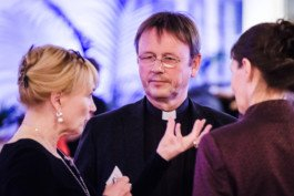 Portrait von einem vollbärtigen Mann mit kurzen Haaren, der in die Kamera lächelt. Er trägt ein Shirt mit einem Fahrrad.