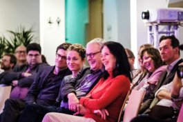 Portrait von einem vollbärtigen Mann mit kurzen Haaren, der in die Kamera lächelt. Er trägt ein Shirt mit einem Fahrrad.