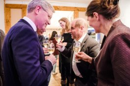 Portrait von einem vollbärtigen Mann mit kurzen Haaren, der in die Kamera lächelt. Er trägt ein Shirt mit einem Fahrrad.
