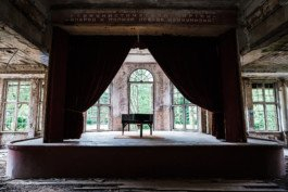 Portrait von einem vollbärtigen Mann mit kurzen Haaren, der in die Kamera lächelt. Er trägt ein Shirt mit einem Fahrrad.