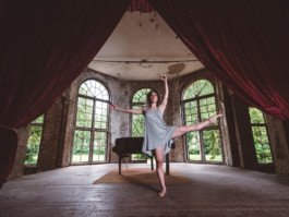 Portrait von einem vollbärtigen Mann mit kurzen Haaren, der in die Kamera lächelt. Er trägt ein Shirt mit einem Fahrrad.
