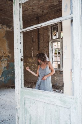 Portrait von einem vollbärtigen Mann mit kurzen Haaren, der in die Kamera lächelt. Er trägt ein Shirt mit einem Fahrrad.