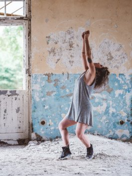 Portrait von einem vollbärtigen Mann mit kurzen Haaren, der in die Kamera lächelt. Er trägt ein Shirt mit einem Fahrrad.
