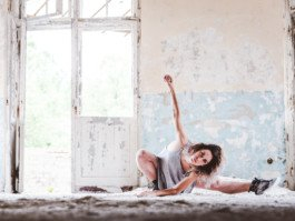 Portrait von einem vollbärtigen Mann mit kurzen Haaren, der in die Kamera lächelt. Er trägt ein Shirt mit einem Fahrrad.
