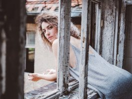 Portrait von einem vollbärtigen Mann mit kurzen Haaren, der in die Kamera lächelt. Er trägt ein Shirt mit einem Fahrrad.