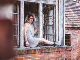 Portrait von einem vollbärtigen Mann mit kurzen Haaren, der in die Kamera lächelt. Er trägt ein Shirt mit einem Fahrrad.