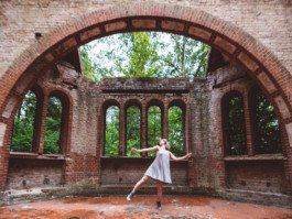 Portrait von einem vollbärtigen Mann mit kurzen Haaren, der in die Kamera lächelt. Er trägt ein Shirt mit einem Fahrrad.