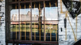  Portrait von einem vollbärtigen Mann mit kurzen Haaren, der in die Kamera lächelt. Er trägt ein Shirt mit einem Fahrrad.