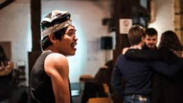  Portrait von einem vollbärtigen Mann mit kurzen Haaren, der in die Kamera lächelt. Er trägt ein Shirt mit einem Fahrrad.