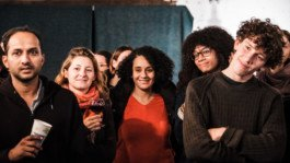  Portrait von einem vollbärtigen Mann mit kurzen Haaren, der in die Kamera lächelt. Er trägt ein Shirt mit einem Fahrrad.