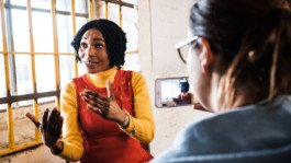  Portrait von einem vollbärtigen Mann mit kurzen Haaren, der in die Kamera lächelt. Er trägt ein Shirt mit einem Fahrrad.
