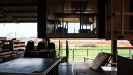  Portrait von einem vollbärtigen Mann mit kurzen Haaren, der in die Kamera lächelt. Er trägt ein Shirt mit einem Fahrrad.