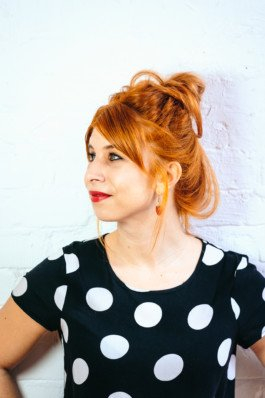 Portrait von einem vollbärtigen Mann mit kurzen Haaren, der in die Kamera lächelt. Er trägt ein Shirt mit einem Fahrrad.