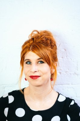  Portrait von einem vollbärtigen Mann mit kurzen Haaren, der in die Kamera lächelt. Er trägt ein Shirt mit einem Fahrrad.