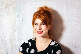 Portrait von einem vollbärtigen Mann mit kurzen Haaren, der in die Kamera lächelt. Er trägt ein Shirt mit einem Fahrrad.