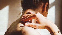 Portrait von einem vollbärtigen Mann mit kurzen Haaren, der in die Kamera lächelt. Er trägt ein Shirt mit einem Fahrrad.