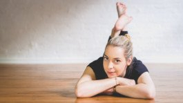 Portrait von einem vollbärtigen Mann mit kurzen Haaren, der in die Kamera lächelt. Er trägt ein Shirt mit einem Fahrrad.