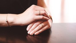 Portrait von einem vollbärtigen Mann mit kurzen Haaren, der in die Kamera lächelt. Er trägt ein Shirt mit einem Fahrrad.