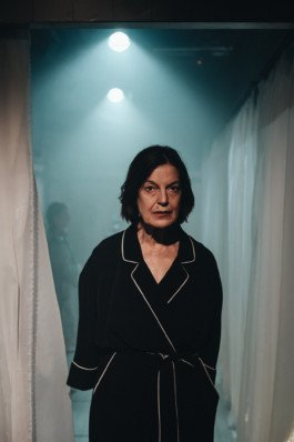 Portrait von einem vollbärtigen Mann mit kurzen Haaren, der in die Kamera lächelt. Er trägt ein Shirt mit einem Fahrrad.