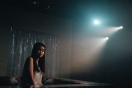 Portrait von einem vollbärtigen Mann mit kurzen Haaren, der in die Kamera lächelt. Er trägt ein Shirt mit einem Fahrrad.