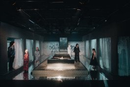 Portrait von einem vollbärtigen Mann mit kurzen Haaren, der in die Kamera lächelt. Er trägt ein Shirt mit einem Fahrrad.