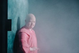 Portrait von einem vollbärtigen Mann mit kurzen Haaren, der in die Kamera lächelt. Er trägt ein Shirt mit einem Fahrrad.