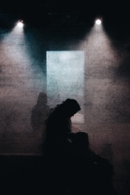 Portrait von einem vollbärtigen Mann mit kurzen Haaren, der in die Kamera lächelt. Er trägt ein Shirt mit einem Fahrrad.