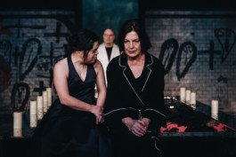 Portrait von einem vollbärtigen Mann mit kurzen Haaren, der in die Kamera lächelt. Er trägt ein Shirt mit einem Fahrrad.