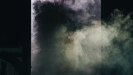 Portrait von einem vollbärtigen Mann mit kurzen Haaren, der in die Kamera lächelt. Er trägt ein Shirt mit einem Fahrrad.