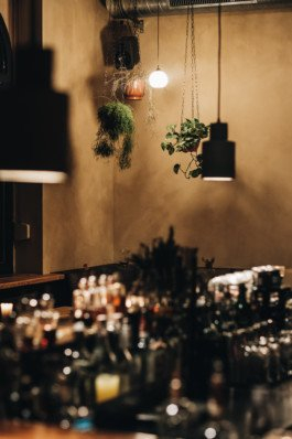 Portrait von einem vollbärtigen Mann mit kurzen Haaren, der in die Kamera lächelt. Er trägt ein Shirt mit einem Fahrrad.