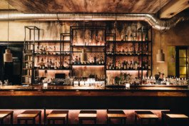 Portrait von einem vollbärtigen Mann mit kurzen Haaren, der in die Kamera lächelt. Er trägt ein Shirt mit einem Fahrrad.