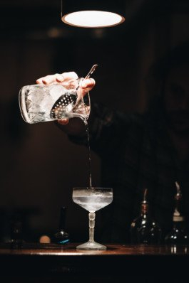 Portrait von einem vollbärtigen Mann mit kurzen Haaren, der in die Kamera lächelt. Er trägt ein Shirt mit einem Fahrrad.