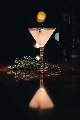 Portrait von einem vollbärtigen Mann mit kurzen Haaren, der in die Kamera lächelt. Er trägt ein Shirt mit einem Fahrrad.