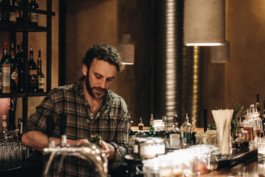  Portrait von einem vollbärtigen Mann mit kurzen Haaren, der in die Kamera lächelt. Er trägt ein Shirt mit einem Fahrrad.