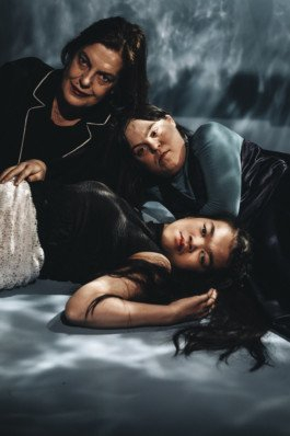 Portrait von einem vollbärtigen Mann mit kurzen Haaren, der in die Kamera lächelt. Er trägt ein Shirt mit einem Fahrrad.