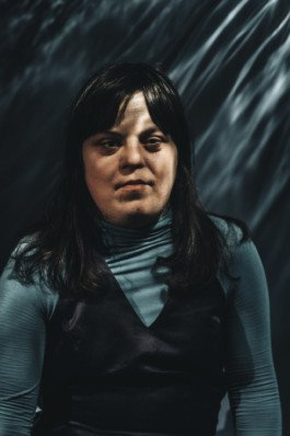 Portrait von einem vollbärtigen Mann mit kurzen Haaren, der in die Kamera lächelt. Er trägt ein Shirt mit einem Fahrrad.