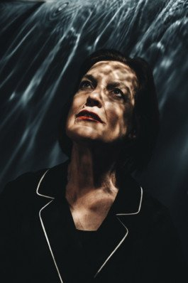 Portrait von einem vollbärtigen Mann mit kurzen Haaren, der in die Kamera lächelt. Er trägt ein Shirt mit einem Fahrrad.