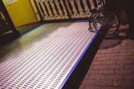  Portrait von einem vollbärtigen Mann mit kurzen Haaren, der in die Kamera lächelt. Er trägt ein Shirt mit einem Fahrrad.