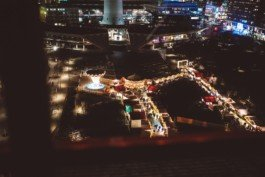  Portrait von einem vollbärtigen Mann mit kurzen Haaren, der in die Kamera lächelt. Er trägt ein Shirt mit einem Fahrrad.