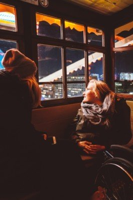  Portrait von einem vollbärtigen Mann mit kurzen Haaren, der in die Kamera lächelt. Er trägt ein Shirt mit einem Fahrrad.