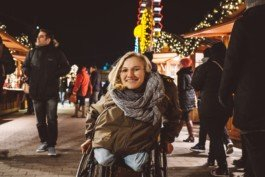  Portrait von einem vollbärtigen Mann mit kurzen Haaren, der in die Kamera lächelt. Er trägt ein Shirt mit einem Fahrrad.