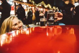  Portrait von einem vollbärtigen Mann mit kurzen Haaren, der in die Kamera lächelt. Er trägt ein Shirt mit einem Fahrrad.