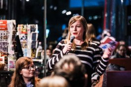 Portrait von einem vollbärtigen Mann mit kurzen Haaren, der in die Kamera lächelt. Er trägt ein Shirt mit einem Fahrrad.