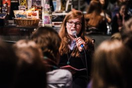 Portrait von einem vollbärtigen Mann mit kurzen Haaren, der in die Kamera lächelt. Er trägt ein Shirt mit einem Fahrrad.