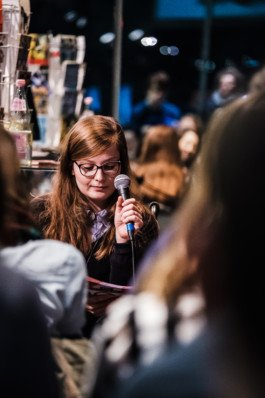 Portrait von einem vollbärtigen Mann mit kurzen Haaren, der in die Kamera lächelt. Er trägt ein Shirt mit einem Fahrrad.