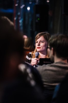 Portrait von einem vollbärtigen Mann mit kurzen Haaren, der in die Kamera lächelt. Er trägt ein Shirt mit einem Fahrrad.