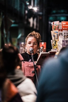 Portrait von einem vollbärtigen Mann mit kurzen Haaren, der in die Kamera lächelt. Er trägt ein Shirt mit einem Fahrrad.